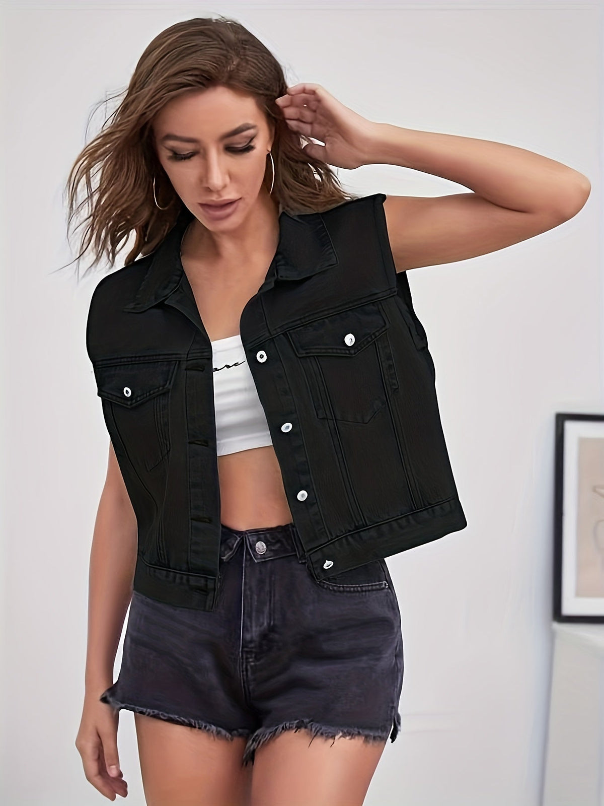 Colete jeans feminino sem mangas com bolsos de aba e fecho de botões