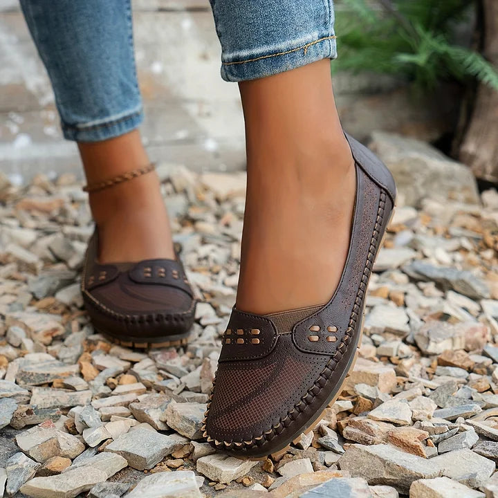 Mulheres loafers slip on perfurados confortáveis em cores neutras
