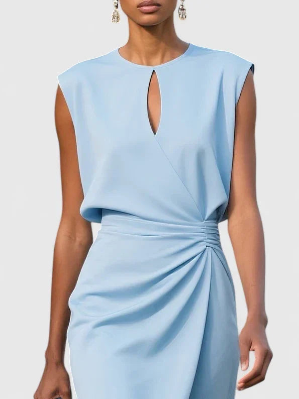 Vestido feminino liso com silhueta elegante e corte estruturado