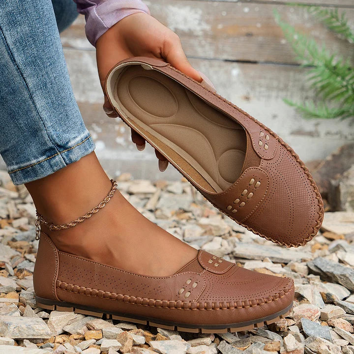 Mulheres loafers slip on perfurados confortáveis em cores neutras