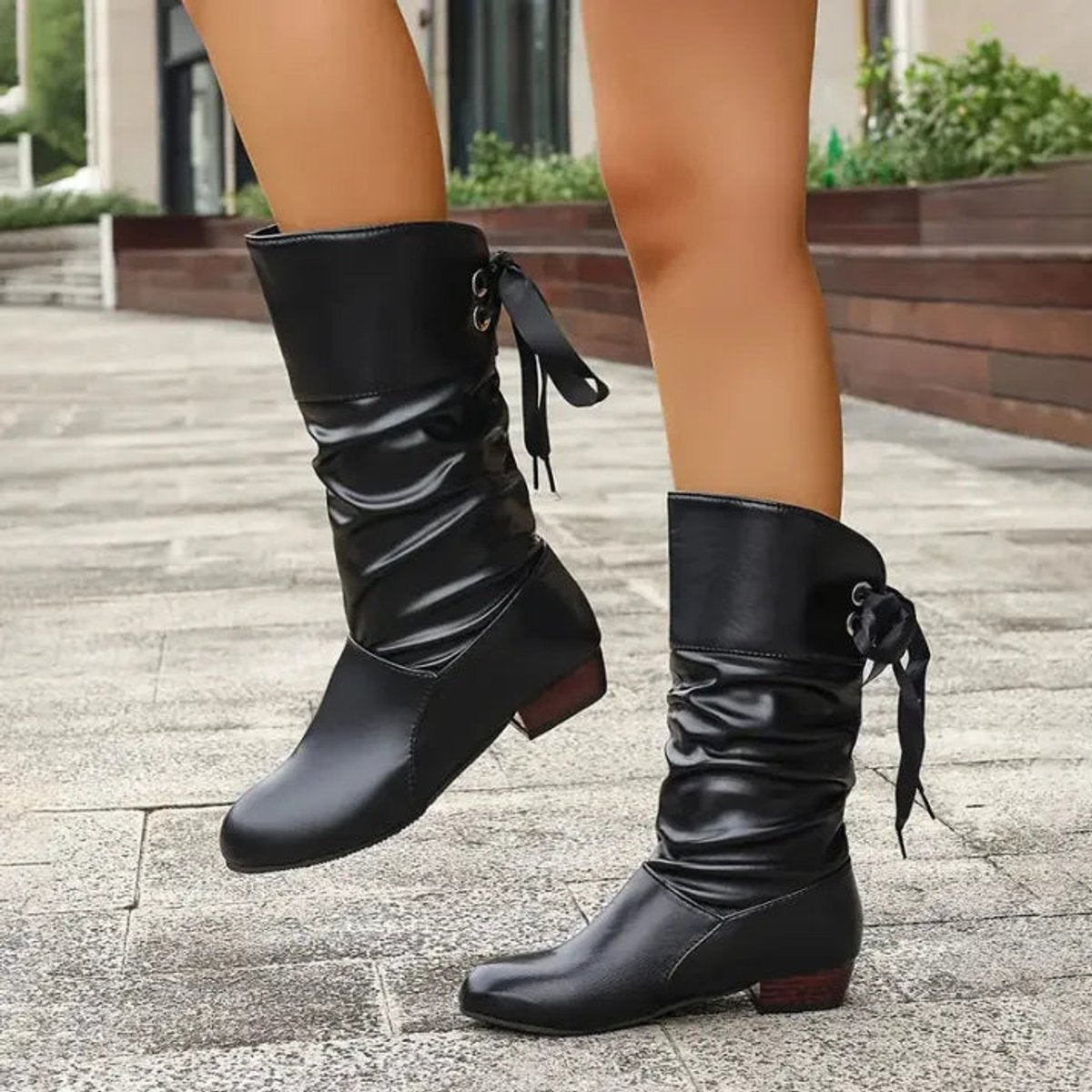 Botins femininos salto bloco com cadarço decorativo e cano slouchy