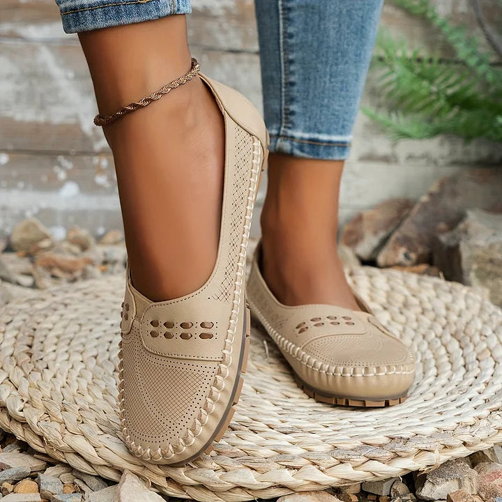 Mulheres loafers slip on perfurados confortáveis em cores neutras