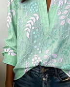 Blusa feminina floral com decote em V, tecido leve e estampa pastel