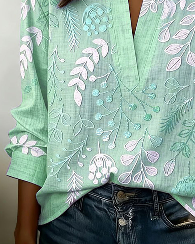 Blusa feminina floral com decote em V, tecido leve e estampa pastel