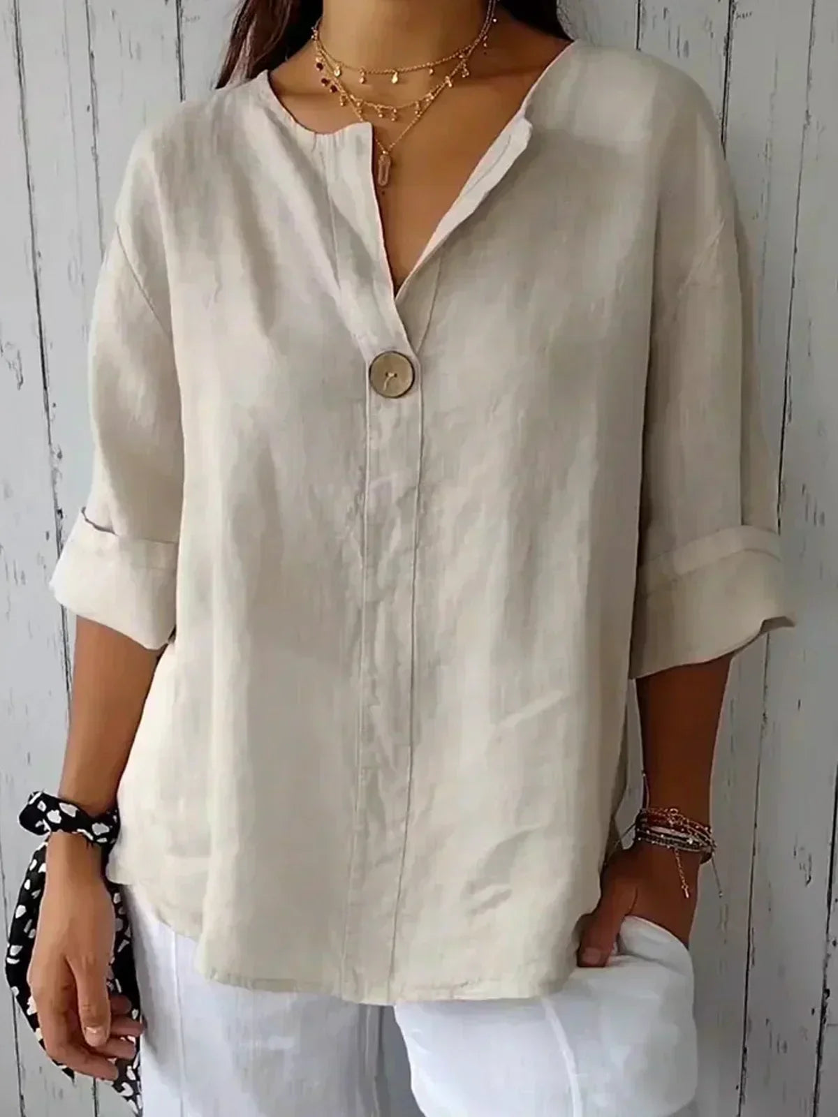 Blusa feminina decote V com botão decorativo corte amplo tecido leve