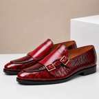 Mocassim homem couro double monk strap com relevo de crocodilo e bico amendoado