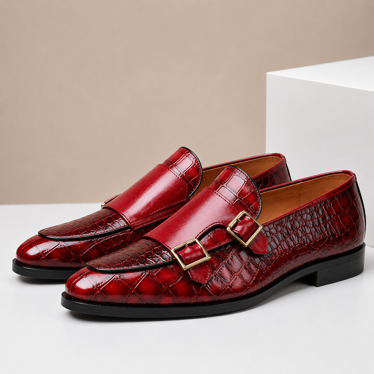 Mocassim homem couro double monk strap com relevo de crocodilo e bico amendoado