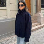 Casaco curto feminino transpassado em azul-marinho, corte estruturado outono inverno