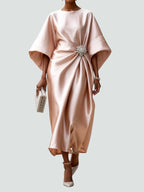 Vestido longo mulher decote canoa maxi com franzidos e mangas midi