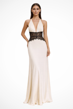 Vestido maxi mulher halter costas nuas com detalhe de renda na cintura