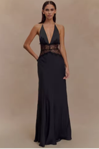 Vestido maxi mulher halter costas nuas com detalhe de renda na cintura