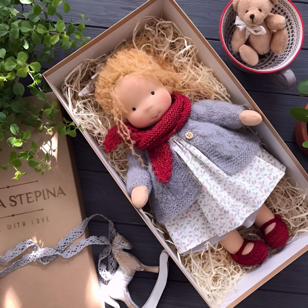 Boneca Waldorf artesanal em algodão e lã hipoalergénica para crianças