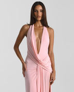 Vestido maxi halter costas abertas com fenda lateral e silhueta drapejada