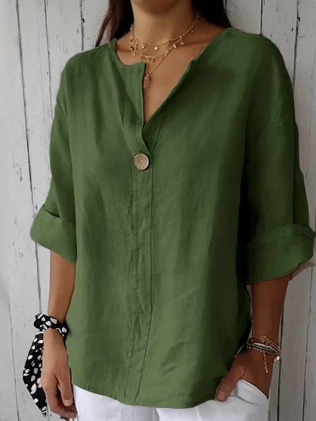 Blusa feminina decote V com botão decorativo corte amplo tecido leve