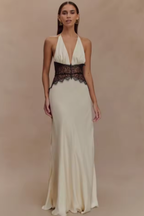 Vestido maxi mulher halter costas nuas com detalhe de renda na cintura
