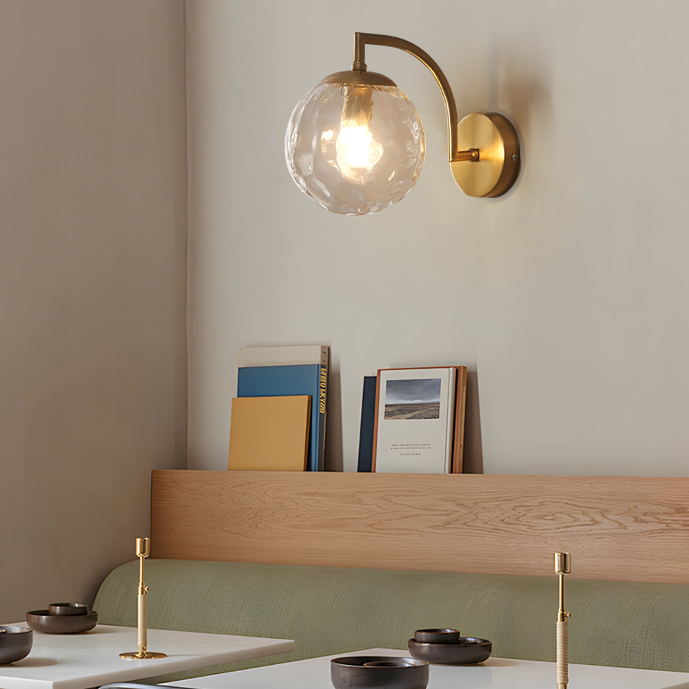 Aplique de parede braço curvo com globo de vidro canelado, metal dourado, 1 luz E14
