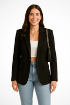 Blazer feminino estruturado com botão único e lapela, corte alfaiatado