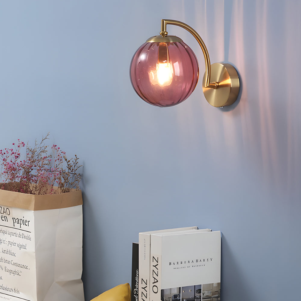 Aplique de parede braço curvo com globo de vidro canelado, metal dourado, 1 luz E14
