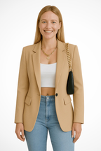 Blazer feminino estruturado com botão único e lapela, corte alfaiatado