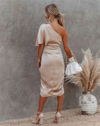 Vestido midi assimétrico drapejado feminino com ombro a nu e fenda discreta