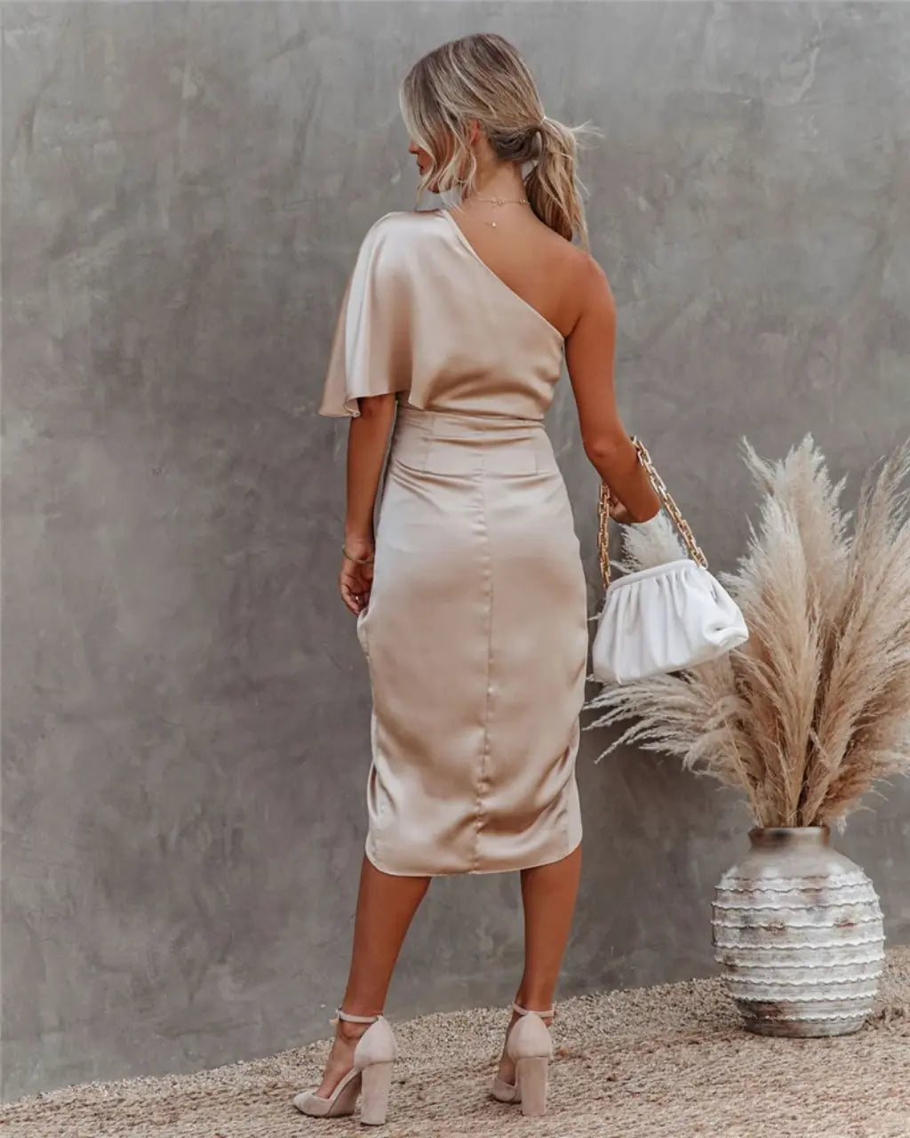 Vestido midi assimétrico drapejado feminino com ombro a nu e fenda discreta