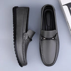 Mocassins em couro genuíno com detalhe de corda metálica e palmilha ortopédica acolchoada