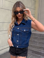 Colete jeans feminino sem mangas com bolsos de aba e fecho de botões
