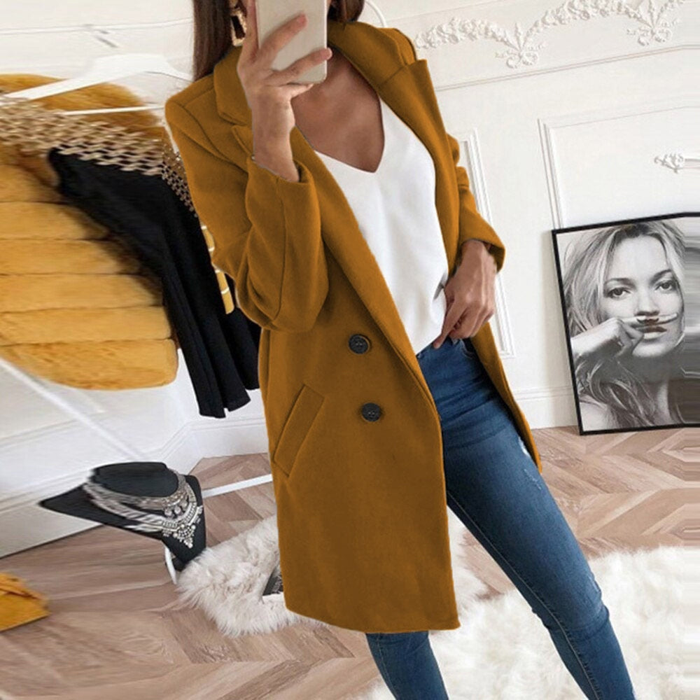 Casaco longo feminino abotoado com bolsos laterais e silhueta elegante