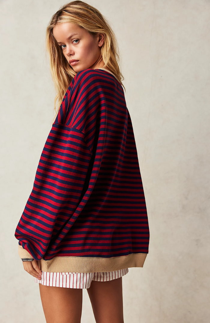 Camisola oversized às riscas com gola redonda e mangas compridas