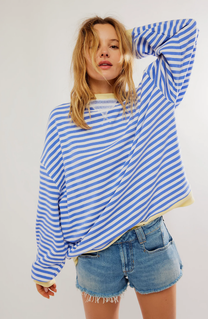 Camisola oversized às riscas com gola redonda e mangas compridas