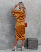 Vestido midi assimétrico drapejado feminino com ombro a nu e fenda discreta