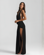 Vestido maxi halter costas abertas com fenda lateral e silhueta drapejada