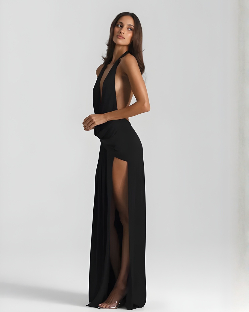 Vestido maxi halter costas abertas com fenda lateral e silhueta drapejada