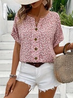 Blusa feminina floral com botões corte fluido e estampa delicada