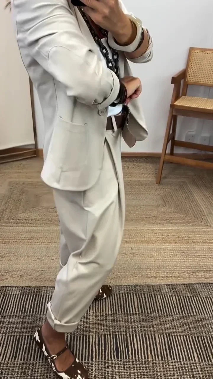 Conjunto feminino de blazer e calça slim, look executivo com botão único e bolsos