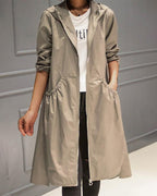 Casaco trench coat feminino ajustado com fechos de correr e pregas estruturadas