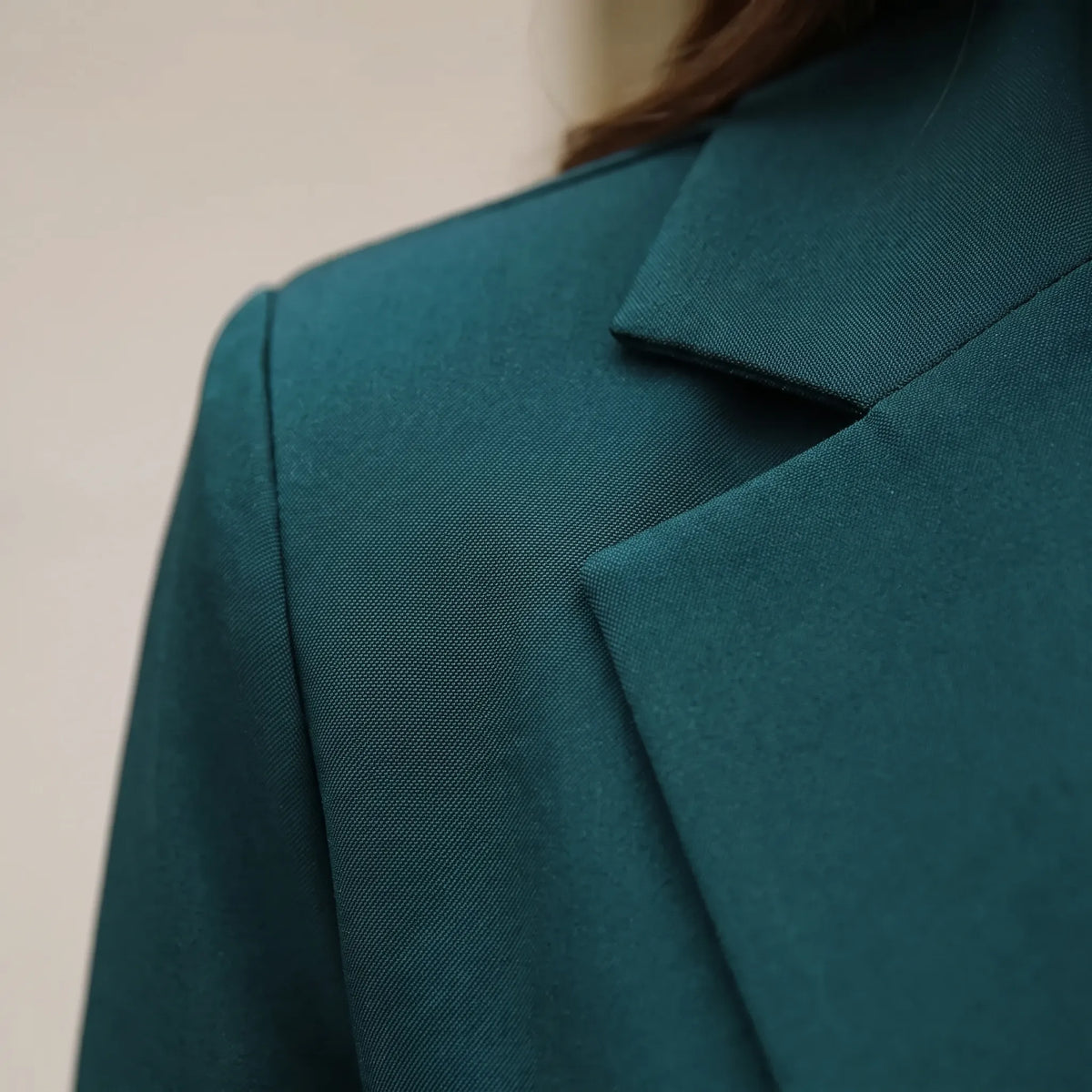 Fato de calças feminino 2 peças com blazer estruturado e lapela entalhada, corte profissional
