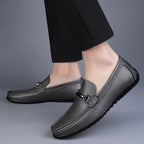 Mocassins em couro genuíno com detalhe de corda metálica e palmilha ortopédica acolchoada