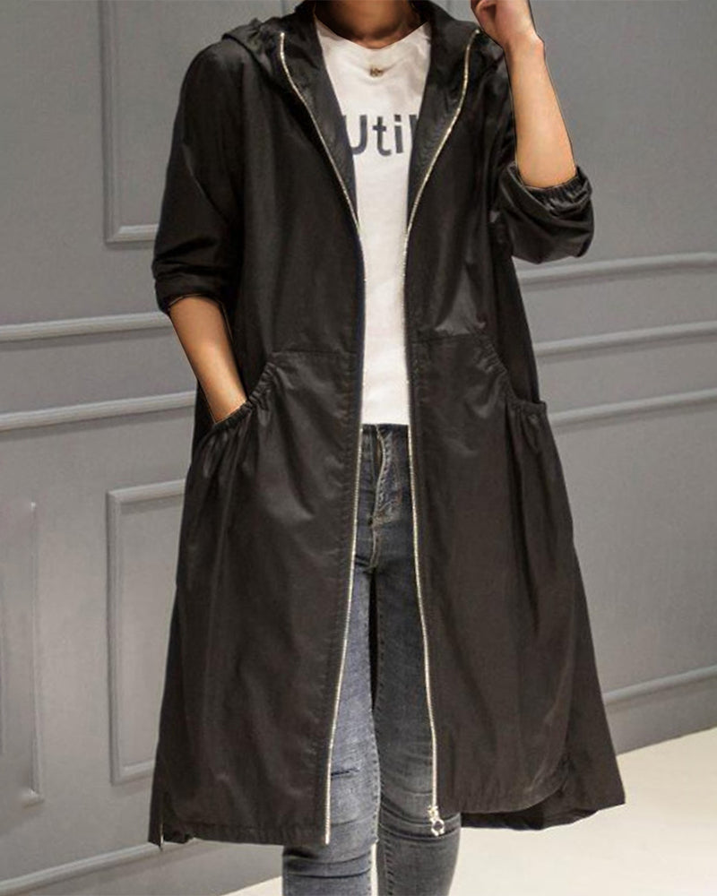 Casaco trench coat feminino ajustado com fechos de correr e pregas estruturadas