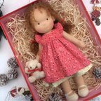 Boneca Waldorf artesanal em algodão e lã hipoalergénica para crianças