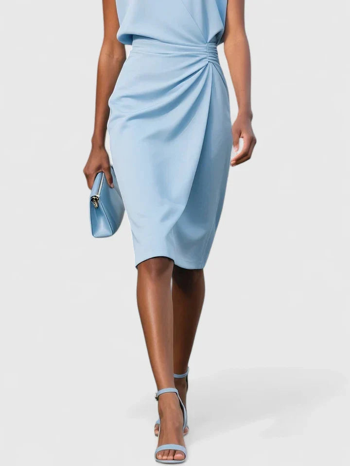 Vestido feminino liso com silhueta elegante e corte estruturado