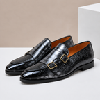 Mocassim homem couro double monk strap com relevo de crocodilo e bico amendoado