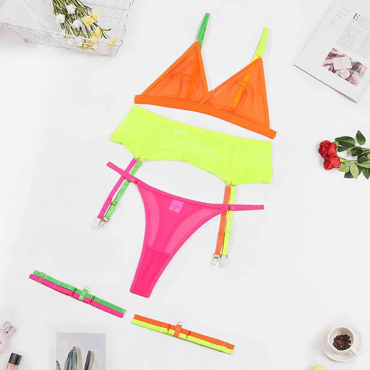 Conjunto de lingerie neon colorido com sutiã e calcinha amarelo laranja e rosa choque