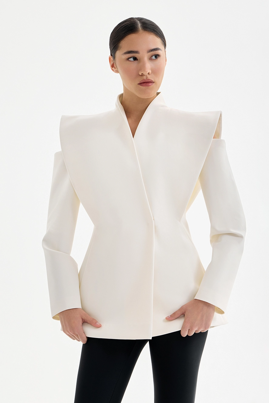 Blazer feminino ombros estruturados corte ajustado manga comprida