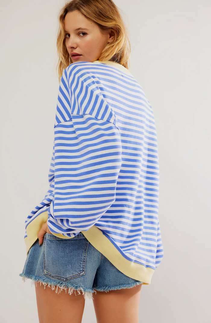 Camisola oversized às riscas com gola redonda e mangas compridas
