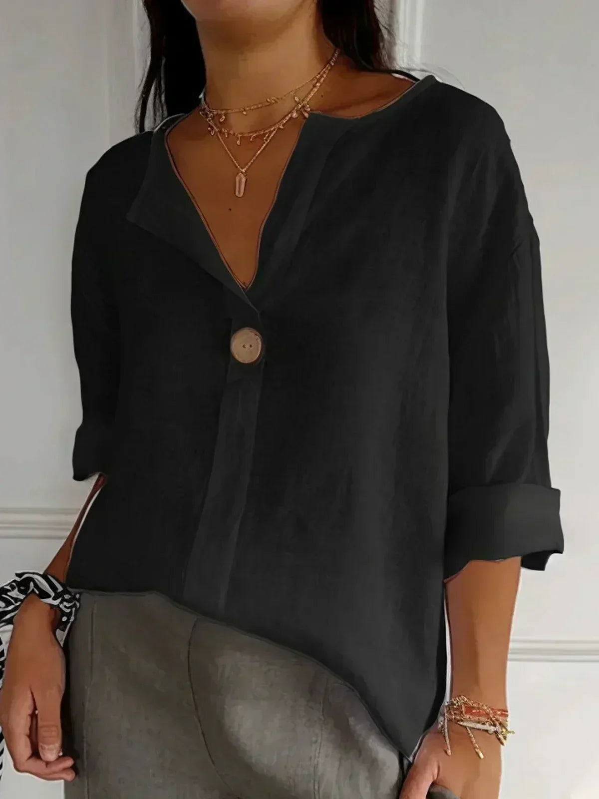 Blusa feminina decote V com botão decorativo corte amplo tecido leve