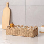 Cesto de arrumação boho em fibra natural trançada, retangular com bordo decorativo em leque