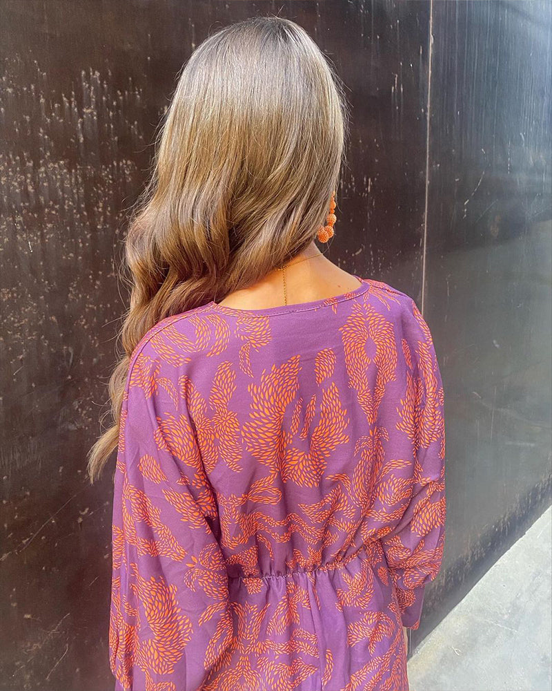 Vestido midi feminino elegante de corte ajustado disponível em azul verde e vermelho