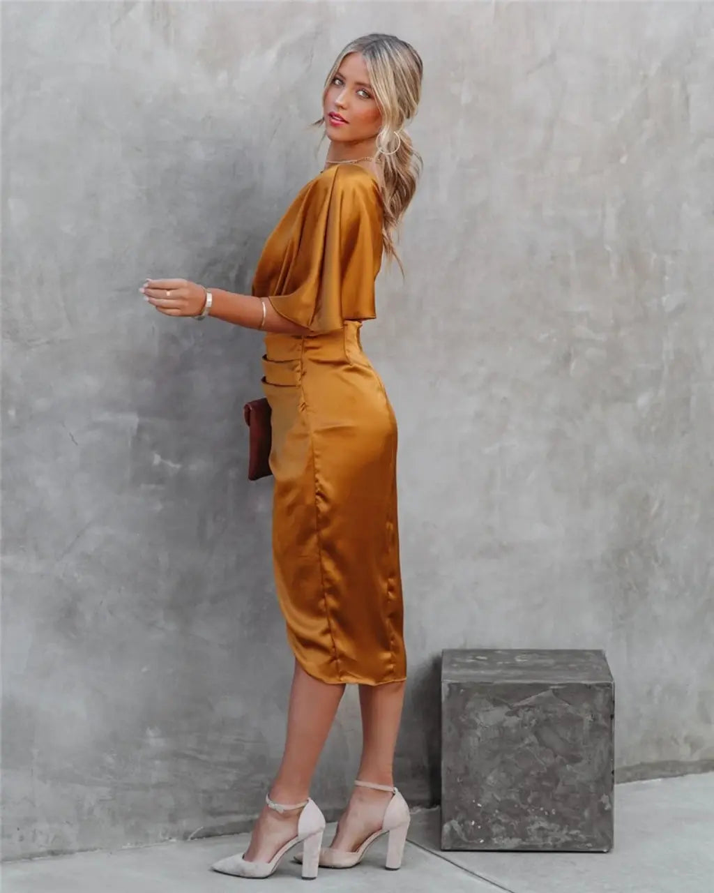 Vestido midi assimétrico drapejado feminino com ombro a nu e fenda discreta