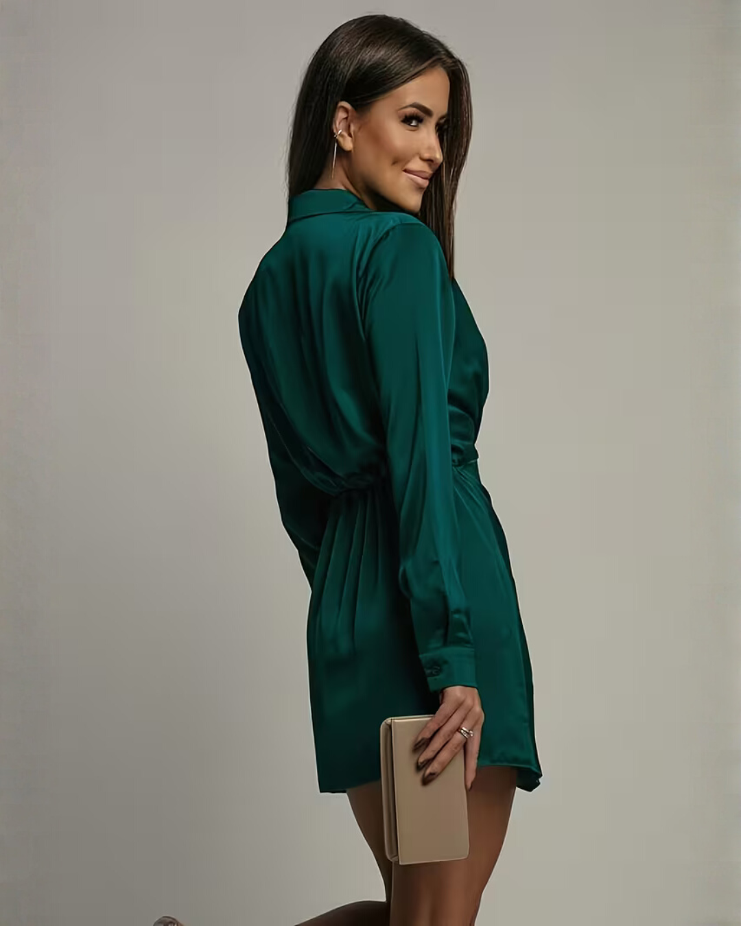 Vestido mini manga longa com detalhe cruzado e colarinho, corte regular feminino